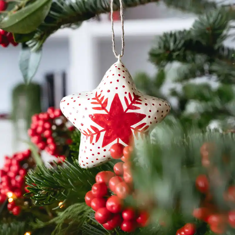 Premium Adorno Colgante Estrella en Papel Maché blanca y roja