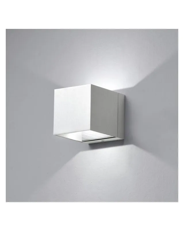 Tendencia Aplique luz inferior y superior  8cm cubo aluminio 2xLED 7W 2700K 665Lm