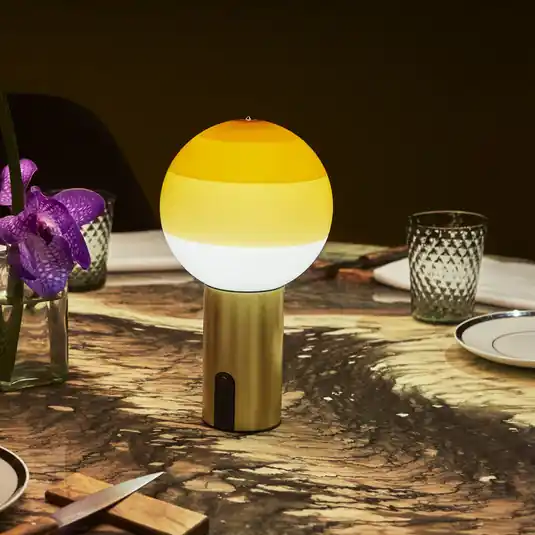 Pedido Al Por Mayor Lámpara de mesa recargable Dipping Light, ámbar/latón - Marset