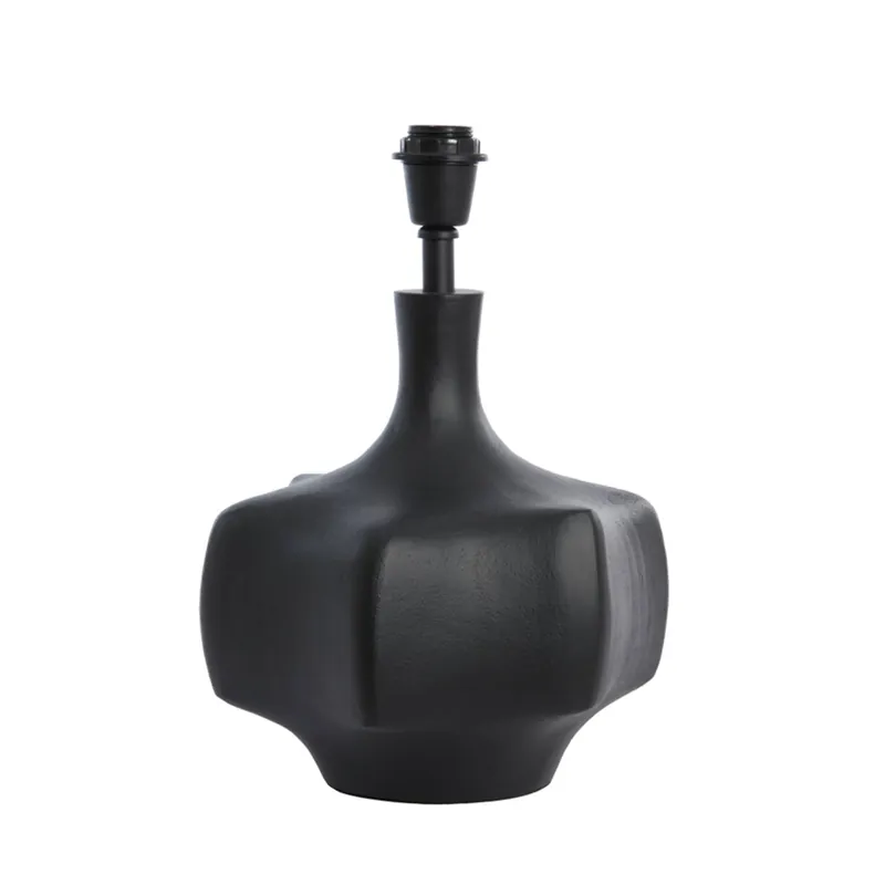 Lámpara de mesa negra de estilo japandi, fabricada en metal y con interruptor de cable para facilidad de uso. ✓ Envío gratis desde 50 € ✓ 2 años de garantía. Edición Limitada