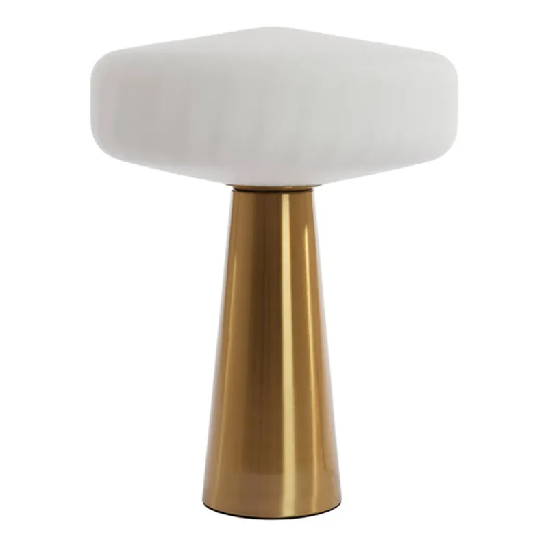 Lámpara de mesa dorada Pleat con elegante pantalla blanca de vidrio, ideal para ambientar tu hogar. ✓ Envío gratis desde 50 € ✓ 2 años de garantía Imprescindible (Must-Have)